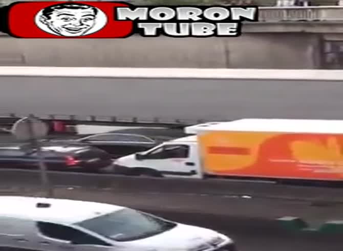 Video :Drivers of taxis damage a vehicle